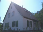 Das fertiggestellte Haus Steinbock, Ostgiebel und Eingangsveranda.