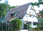 Das fertiggestellte Haus Steinbock, Einlatten des Dachs.