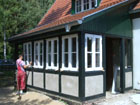 Das fertiggestellte Haus Steinbock, Einbau der Wintergartenfenster.