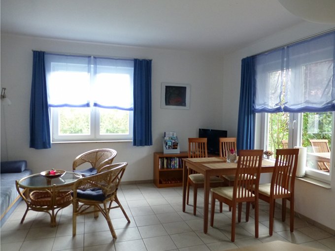 Terrassenfenster: Essplatz in der Erdgeschoss-Ferienwohnung.