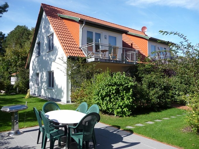 Usedom-Ferienwohnungen im Seebad Loddin: Grillplatz im Sonnenschein.