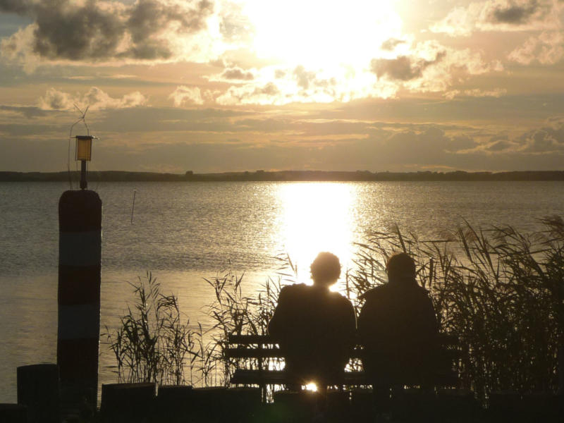Urlaub auf Usedom: Sonnenuntergang über dem Achterwasser.