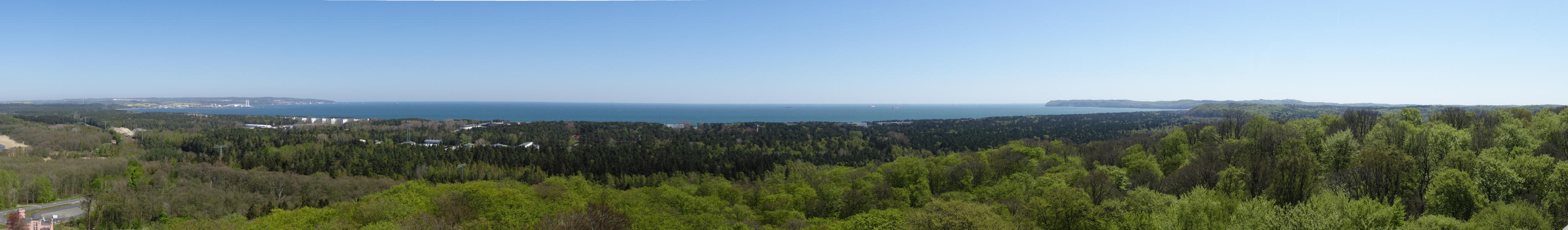 Weiter Blick über die Ostsee, Prora und Binz — auf dem Baumwipfelpfad.