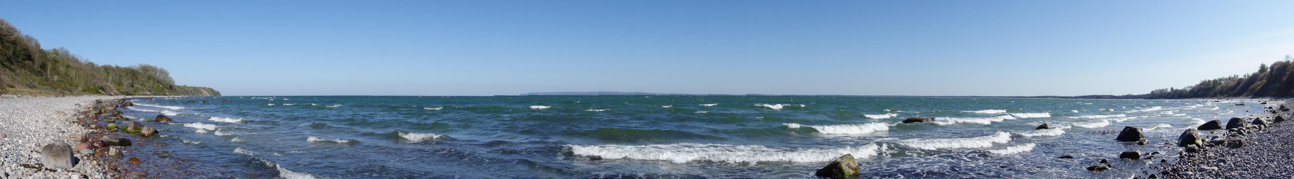 Steinstrand bei Nobbin — Blick herauf zum Kap Arkona auf Rügen.