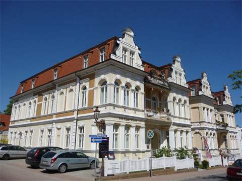 Bäderarchitektur auf der Insel Usedom: Hotel nahe der Strandpromenade des Kaiserbades Ahlbeck.