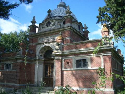 Seltsam: Das wuchtige Mausoleum auf dem kleinen Dorffriedhof in Mönchow am Stettiner Haff auf der Insel Usedom.