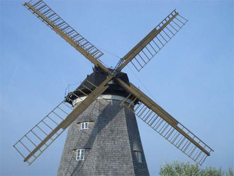 Windkraft auf Usedom: Holländerwinmühle im malerischen Ort Benz am Schmollensee.