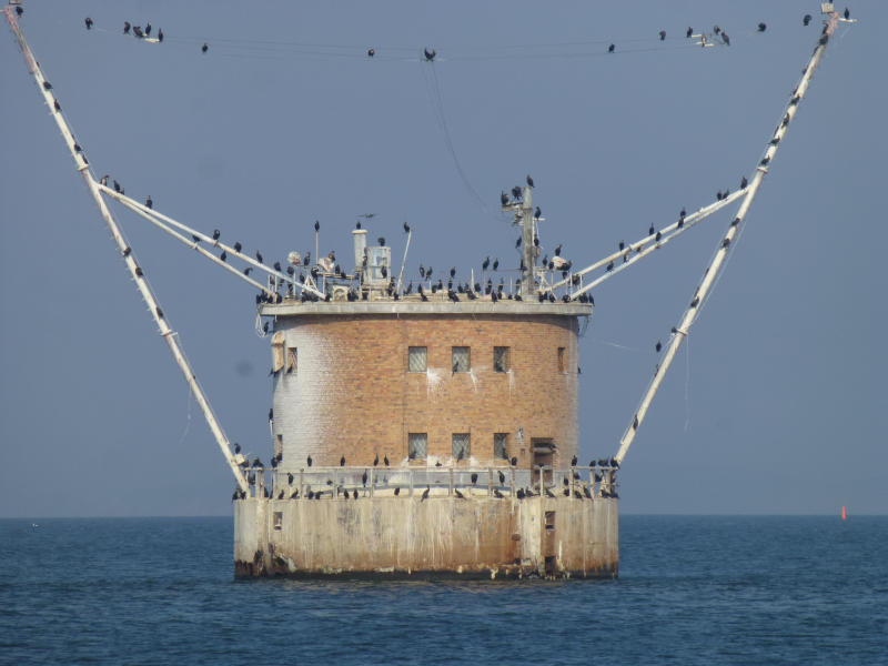 Der Schatten von Peenemünde: Zwei künstliche Inseln im Greifswalder Bodden markieren die Haupteinflugrichtung des ehemaligen Fliegerhorstes.