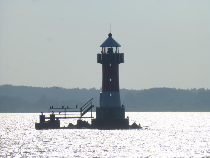 Greifswalder Bodden zwischen Rügen und Usedom: Ein Leuchtturm mitten im Meer.