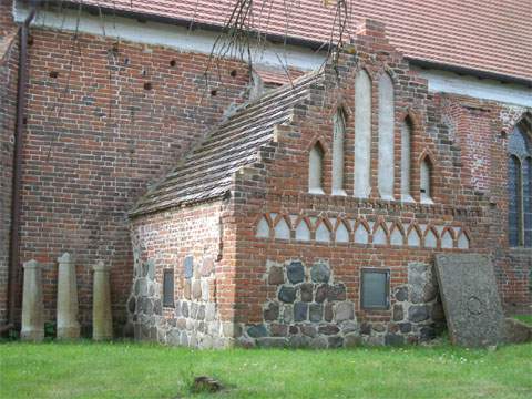 Die Kirche von Kröslin bildet zusammen mit dem Kirchhof eine schönes Ensemble.