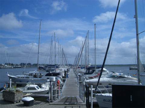 Von der Marina Kröslin aus können sowohl der Greifswalder Bodden als auch der Peenestrom erkundet werden.