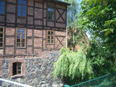 Die ehemalige Wassermühle Lassans lässt den mittelalterlichen Charakter der Stadt erkennen.