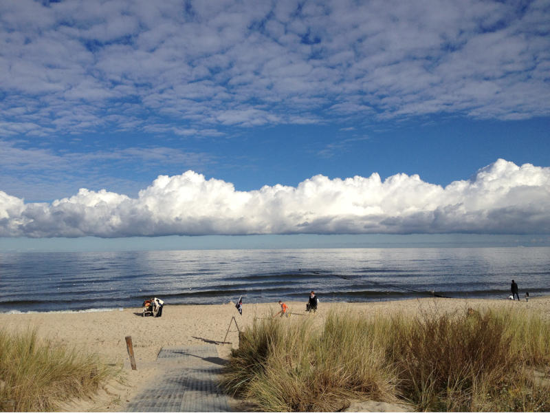 Perfekte Wolkenbildung: Oktober am Ostseestrand der Insel Usedom.