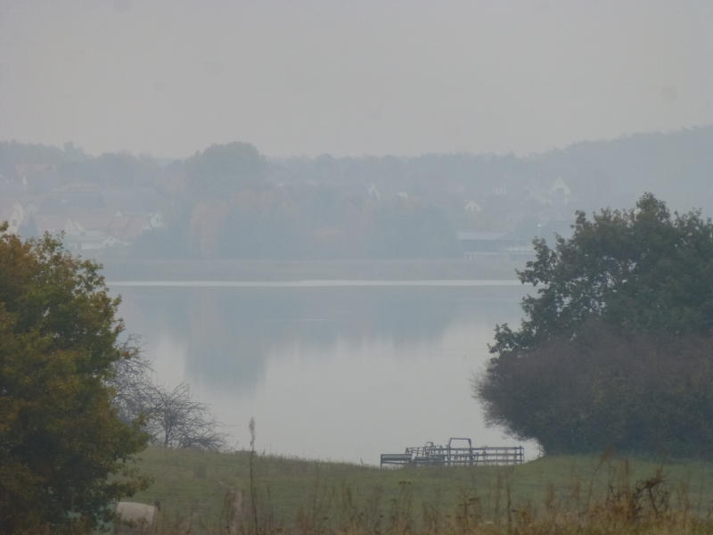 Spät im November: Schon am Mittag zieht der Nebel vom Achterwasser über das Loddiner Höft.