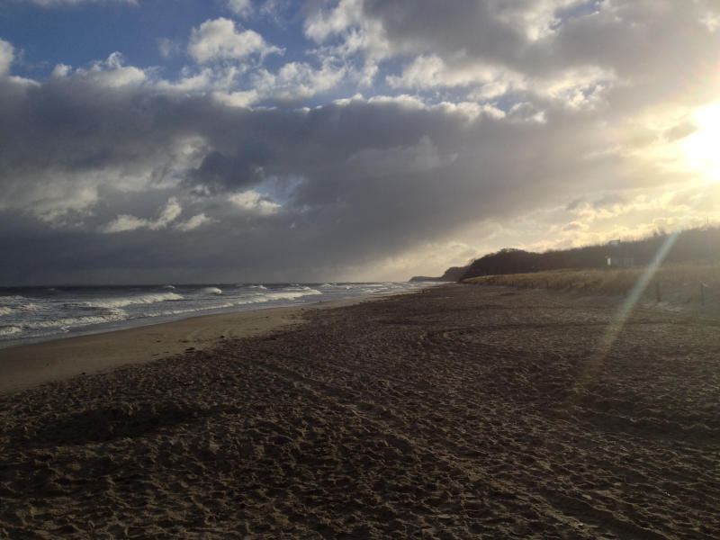 Vor dem Seenebel: Schon beginnt die Horizontlinie der Ostsee im Dunst des Nachmittags zu verschwimmen.