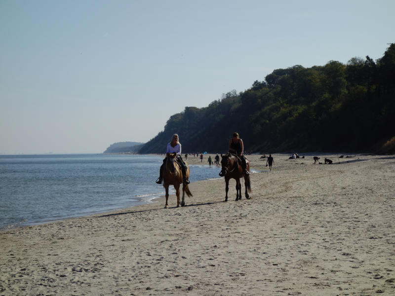 Die letzten warmen Sonnenstrahlen: Ausritt am Ostseestrand von Ückeritz.