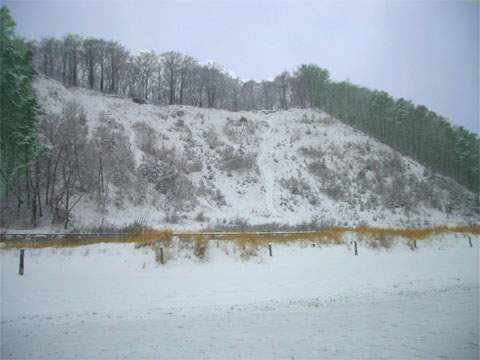 Steilküste im Schnee: der Streckelsberg mit seiner Brandungsmauer bei Koserow.