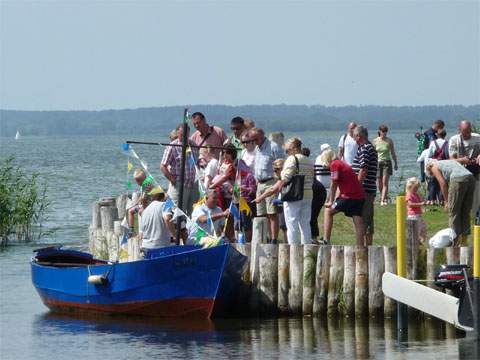 Auch die kleinen Ostseebäder auf Usedom bieten Abwechslung: Bootsfahrt auf dem Achterwasser während des Loddiner Hafenfestes.