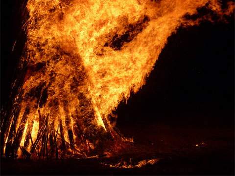 Feuer und Wasser: Großes Lagerfeuer am Achterwasserhafen von Loddin.