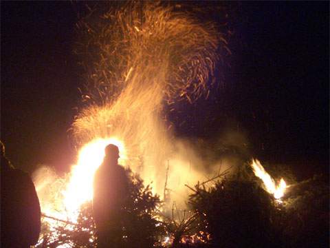 Weihnachtsbaumverbrennen am Loddiner Achterwasserhafen: Die Freiwillige Feuerwehr organisiert das große Feuer.
