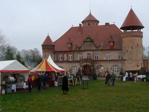 Schlosshof Stolpe: Buten und Binnen präsentiert sich als ein Weihnachtsmarkt auf Usedom.