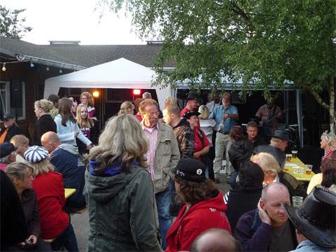 Abendsonne auf dem Reiterhof in Kölpinsee: Zwei Live-Bands spielen bis tief in die Nacht zum Tanz auf.