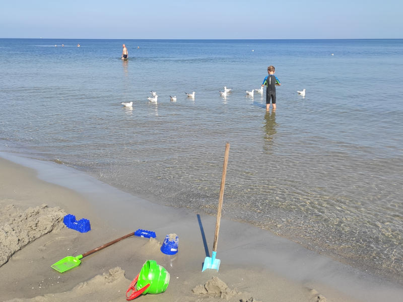 Breiter Sandstrand, blaues Meer: Sommersaison auf Usedom.