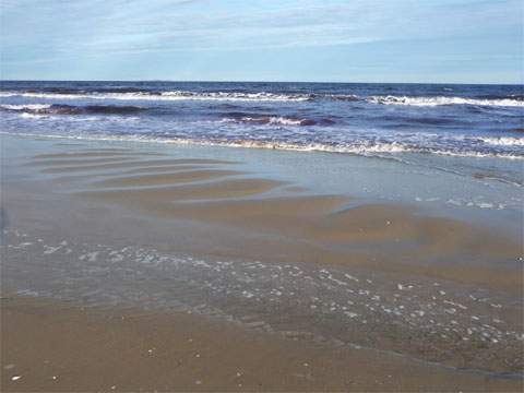 Wellen im Sand: Einem festen Rhythmus folgen diese Sandformationen am Strand von Karlshagen.