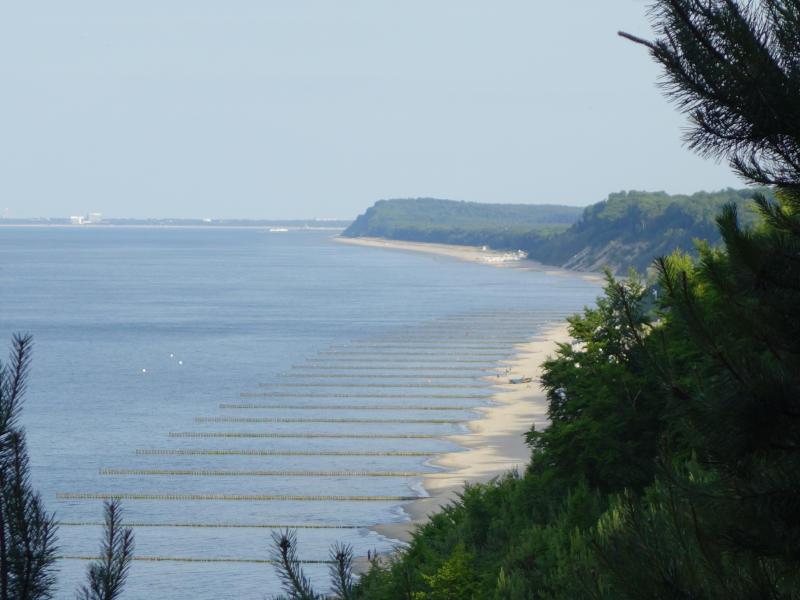 Blick vom Streckelsberg beim Ostseebad Koserow auf den weiten, weißen Sandstrand.