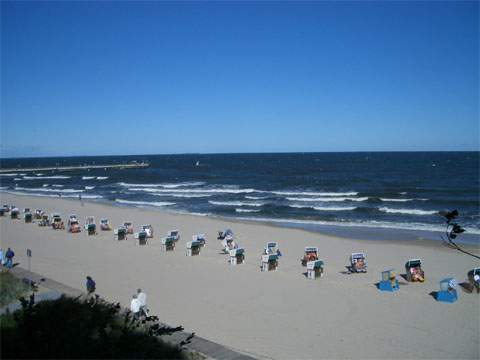 Ostseestrand zwischen Koserow und Kölpinsee: Strandkörbe in Reih und Glied.