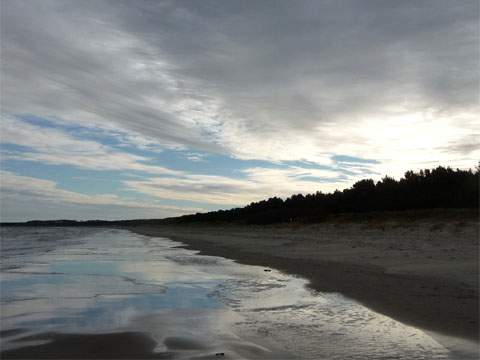 Dramatische Beleuchtung am Strand: Ein Dezembertag am Ostseestrand von Karlshagen.