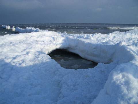 Ostseestrand von Kölpinsee: Die Buhnen sind weit eingefroren.