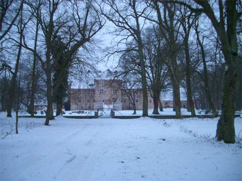 Verschneit im Wald: Das Wasserschloss von Mellenthin im Winter.