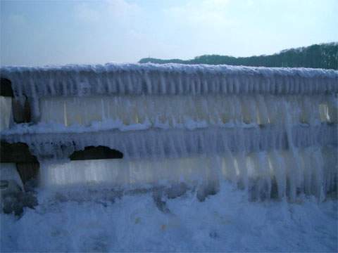 Naturerlebnis Winterstrand: Die Seebrücke von Koserow ist mit einem wuchtigen Eispanzer überzogen.