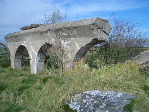 Hinter dem Deich zum Peenestrom befanden sich neun gleichartige Bunker für die Lagerung der A4-Raketen.