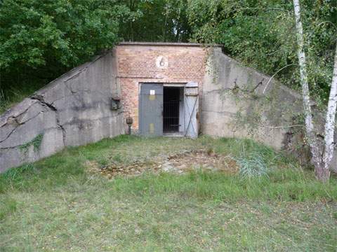 Abnahme-Prüfstand XI: 21 Bunker sind in den kreisförmigen Umfassungswall eingebettet.
