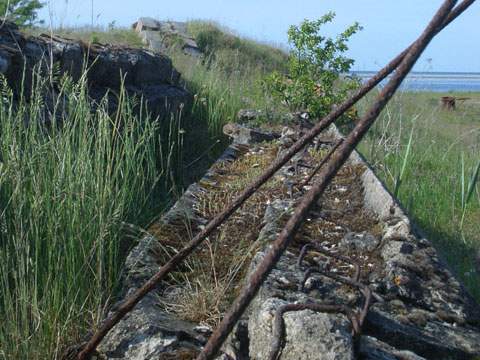 Die Schleuderprüfstände im äußersten Norden des Peenemünder Hakens: Reste der früheren Anlagen sind zu erkennen.