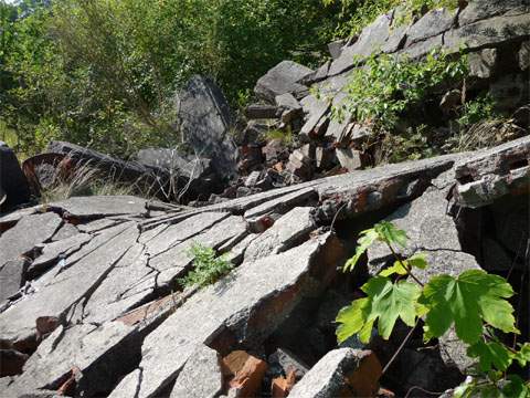 Erprobungsstelle der Luftwaffe Peenemünde-West: Gesprengte Werkhalle im Südwesten.