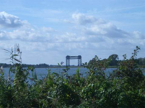 In der Nähe von Mönchow: Blick über den Peenestrom zur Eisenbahnhubbrücke von Karnin.