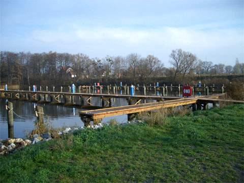 Wassersport auf Usedom: Eine kleine Marina befindet sich am Peenestrom bei Karnin.
