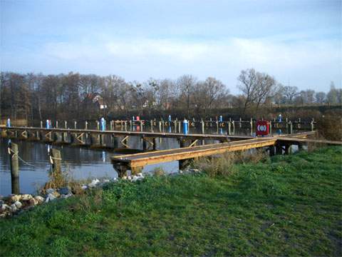 Wassersport auf Usedom: Eine kleine Marina befindet sich am Peenestrom bei Karnin.