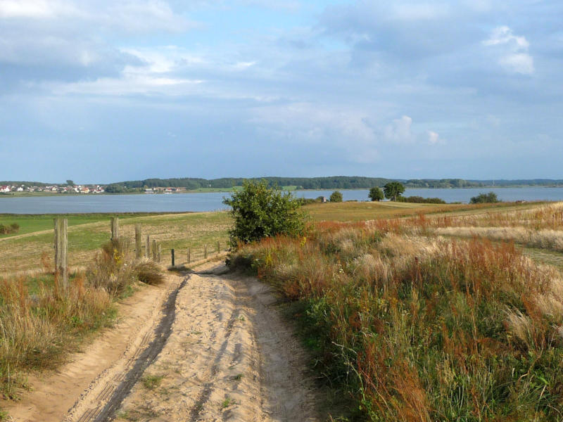 Blick herab vom Loddiner Höft auf das Achterwasser in Richtung Seebad Ückeritz.