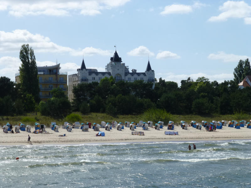 Blick von der Seebrücke auf das Seebad Zinnowitz und seine Promenade.