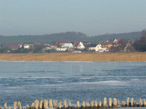 Winterimpressionen: Das Seebad Ückeritz am vereisten Achterwasser.