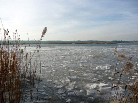 Eisschollen treiben auf dem Peenestrom bei Peenemünde dem Greifswalder Bodden entgegen.