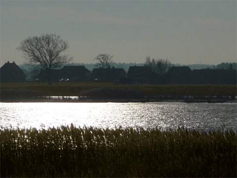 Kulisseneffekt: Auf dem Festland hinter dem Peenestrom liegt das kleine Hollendorf.