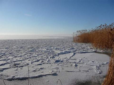 Hafftourismus einmal anders: Warme Farben und harte Kontraste im frostigen Licht des Winters auf Usedom.