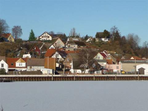 Blick übers Oderhaff: Das kleine Fischerdorf Kamminke liegt an eine Steilküste geschmiegt.