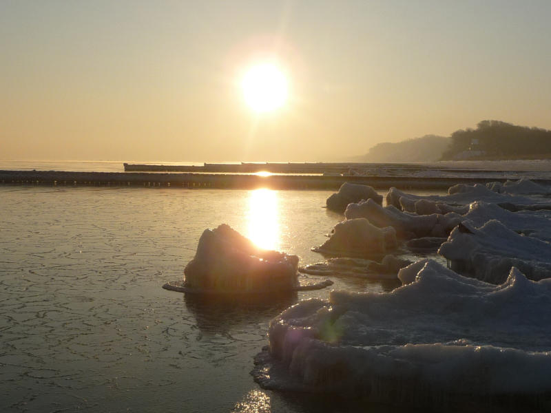 Nach einer eisigen Nacht: Vereiste Ostsee am Strand von Kölpinsee.