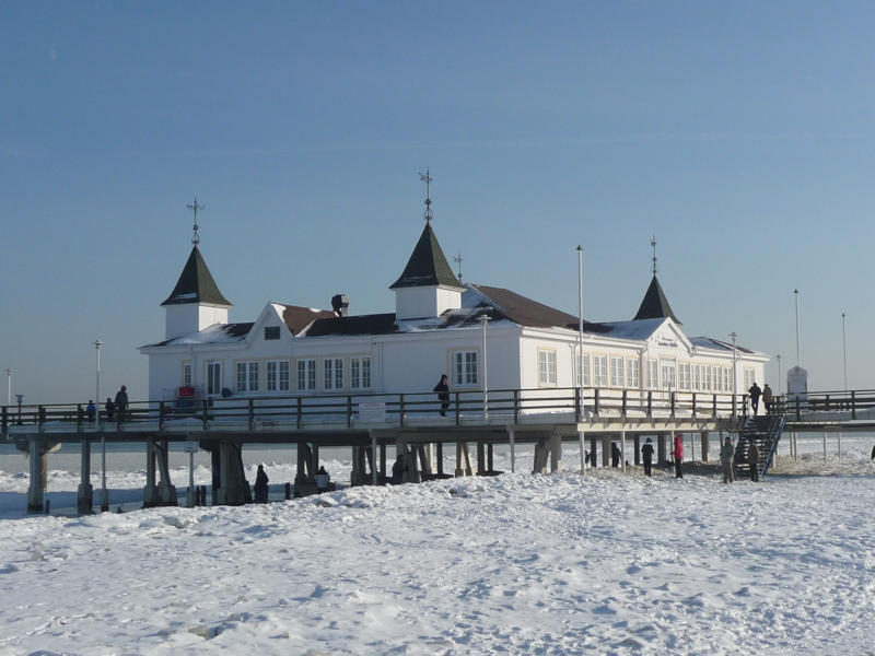 Winterliches Symbol: Die historische Seebrücke des Usedomer Kaiserbades Ahlbeck.